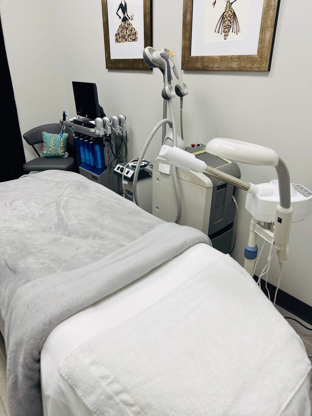 Treatment room with hydrafacial equipment